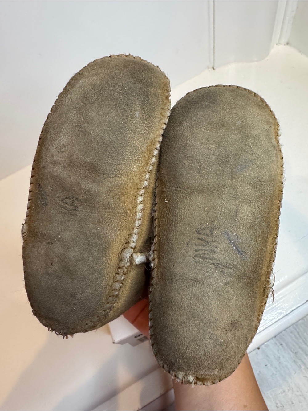 Minnetonka Infant’s size 6 Sheepskin Pug Bootie Golden Tan #1472 - Picture 6 of 10